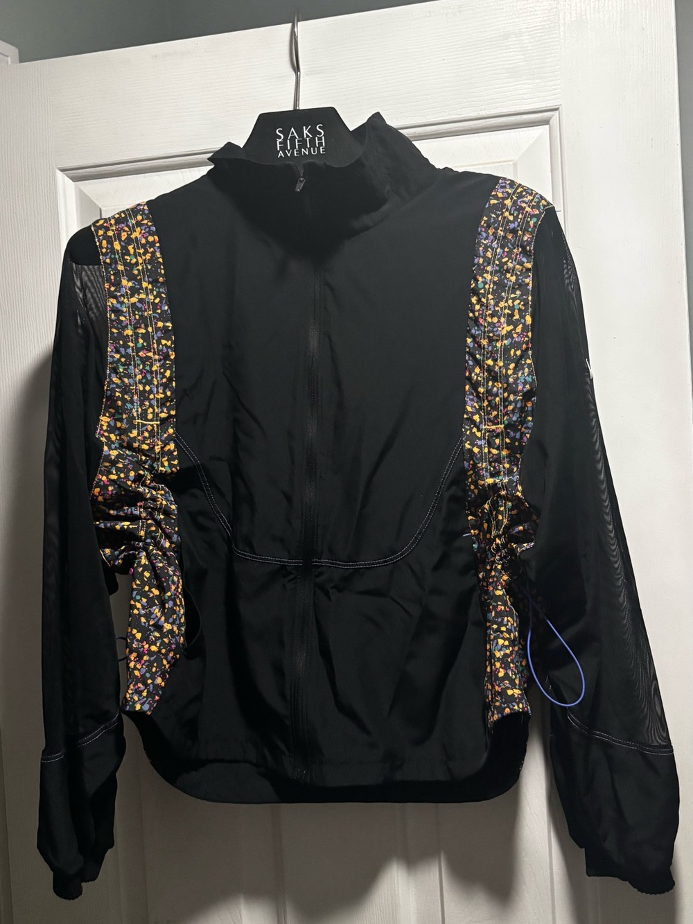 🩷NIKE WOMEN’S CUTE BLACK+MULTI-COLORED LIGHTWEIGHT JACKET~SIZE MEDiUM